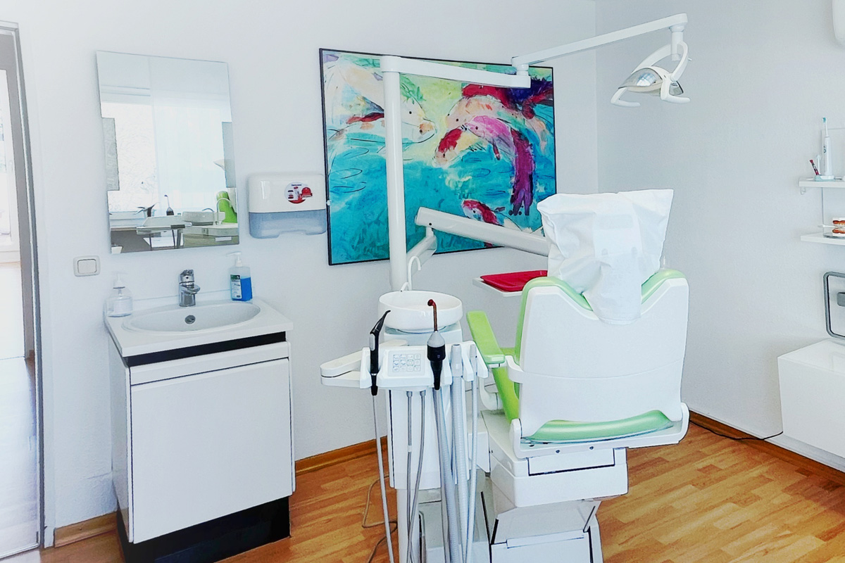 Behandlungszimmer Behandlungsstuhl | Dr. med. dent. Jeannette Vaje - praxis für zahnheilkunde am ammersee - www.zahnheilkunde-am-ammersee.de