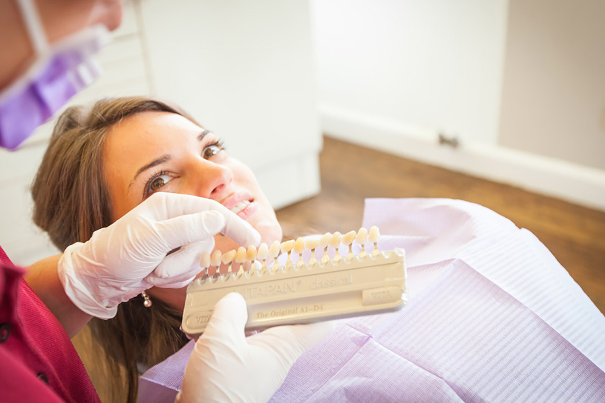 Ästhetischer Zahnersatz Zahnfarbe auswählen | Dr. med. dent. Jeannette Vaje - praxis für zahnheilkunde am ammersee - www.zahnheilkunde-am-ammersee.de