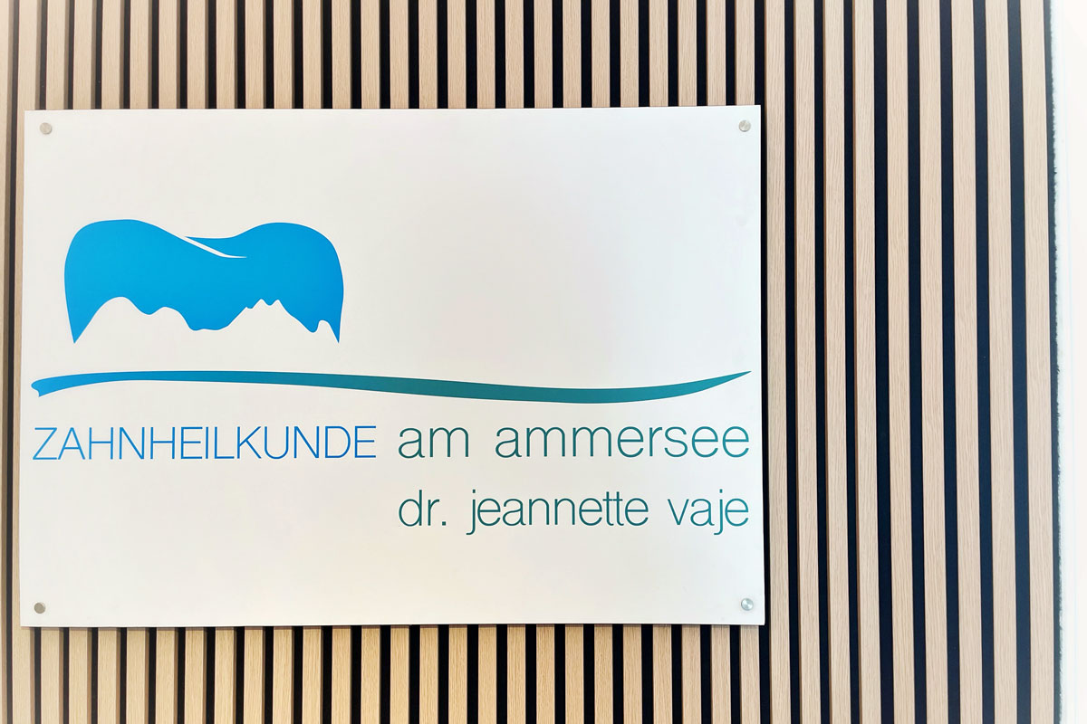 Praxisschild | Dr. med. dent. Jeannette Vaje - praxis für zahnheilkunde am ammersee - www.zahnheilkunde-am-ammersee.de