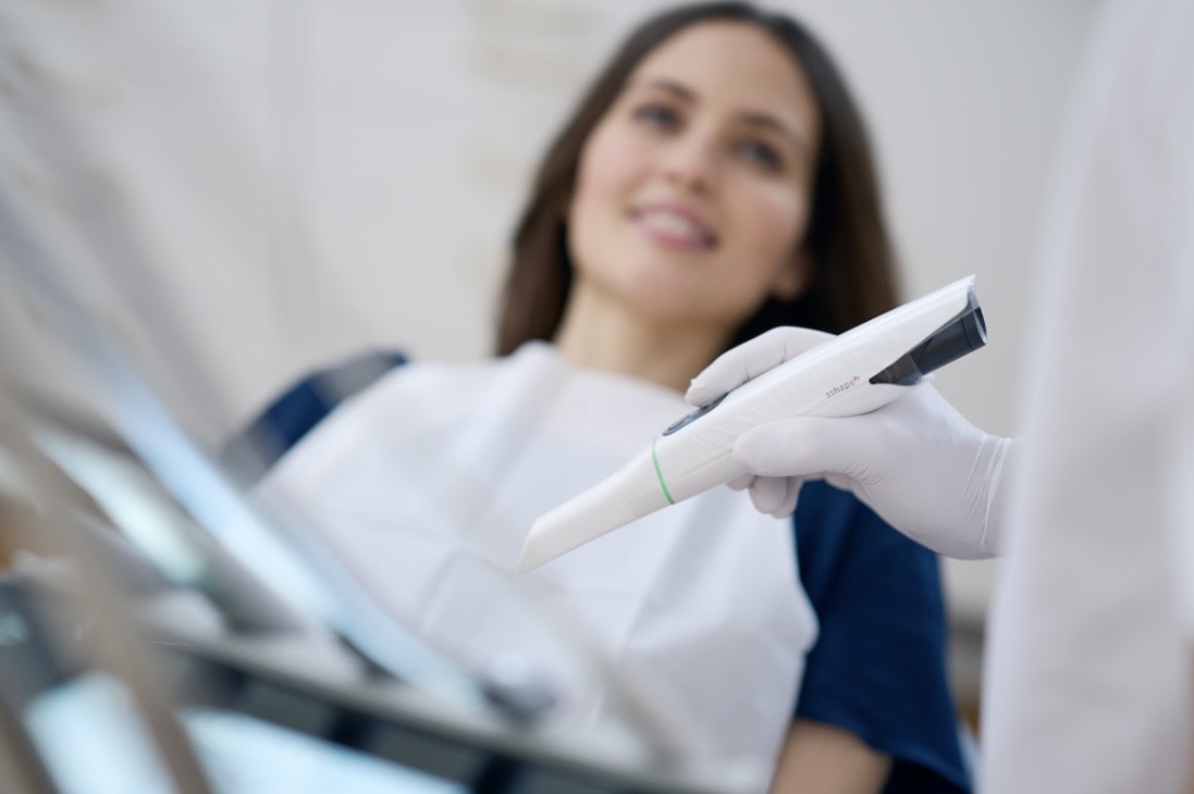 Patientin während einer Behandlung in der Zahnarztpraxis.